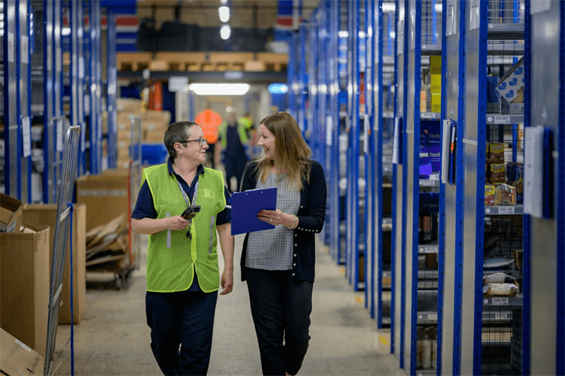 Warehouse worker using scanner barcód